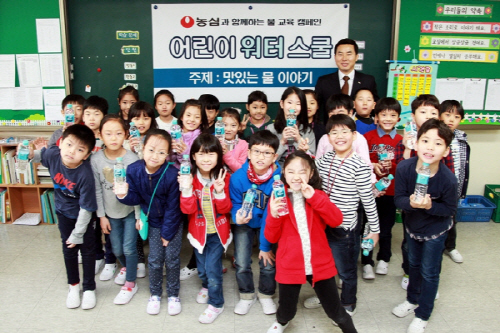 서울 송파구 중대초등학교에서 진행된 좋은물 마시기 캠페인. ⓒ농심