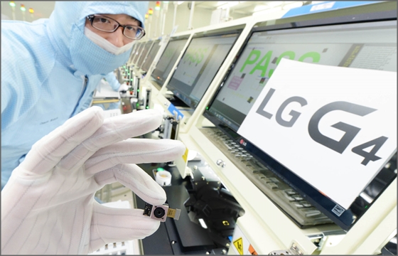 LG이노텍 직원이 광주공장에서 스마트폰 G4의 카메라모듈을 소개하고 있다.ⓒLG이노텍