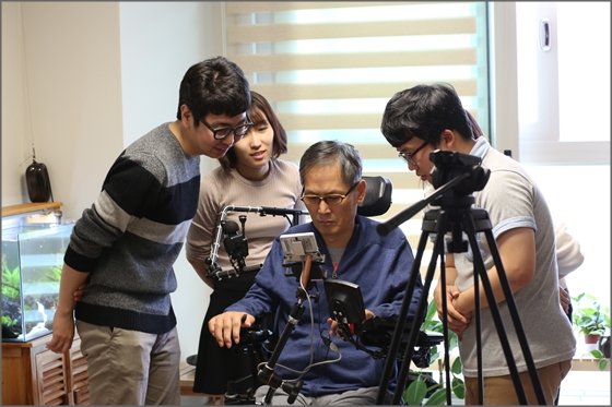 장애인 육근홍씨가 '두웰'을 이용해 스마트폰을 사용하고 있다.ⓒ삼성전자