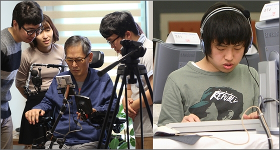 장애인 육근홍(왼쪽) 씨가 '두웰'을 이용해 스마트폰을 사용하고 있으며, 시각 장애인이 삼성전자가 실시하고 있는 ‘시각장애인 컴퓨터 교실’에 참여하고 있다.ⓒ삼성전자