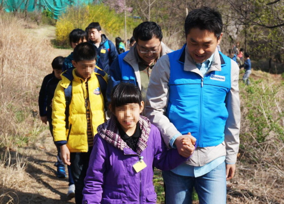 효성 중공업PG 임직원들이 서울정문학교 학생들의 산행을 돕는 나눔활동을 펼치고 있다. ⓒ효성