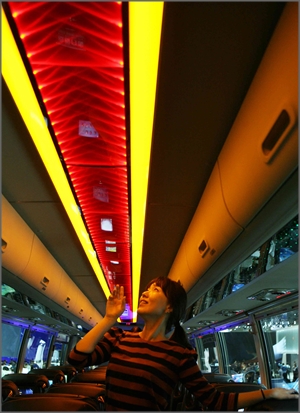 버스 승객이 내부 무드등으로 설치된 LG이노텍 LED입체조명을 신기한 듯 살펴보고 있다.ⓒLG이노텍