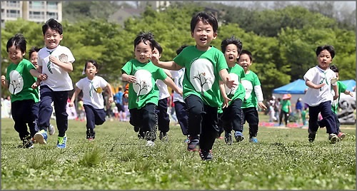 어린이날인 오늘은 낮부터 기온이 크게 오르겠고 자외선이 따갑게 내리쬐겠다.ⓒ연합뉴스