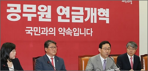 7일 국회에서 열린 새누리당 공무원연금개혁 특위 기자간담회에서 주호영 특위위원장이 모두발언하고 있다.ⓒ연합뉴스