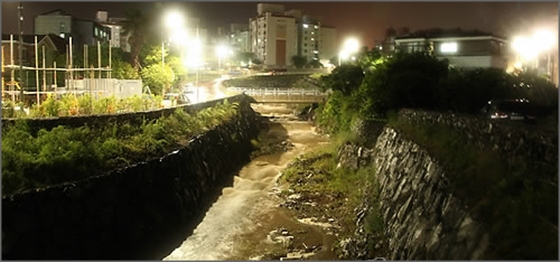 지난 11일 제주지역에 강풍을 동반한 많은 비가 내려 평소 마른 하천이던 제주시 아라동 산지천 중류에 한라산에서 내린 빗물이 모여 흐르고 있다.ⓒ연합뉴스