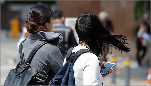 수요일인 오늘(13일)은 낮 동안 기온이 크게 올라 따뜻한 날씨를 보이겠고, 내륙 곳곳에 강풍이 불겠다.ⓒ연합뉴스