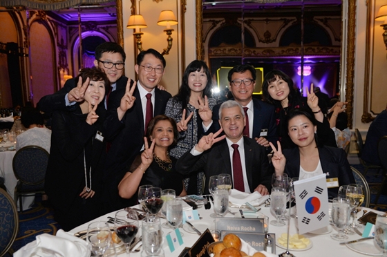 지난 10일 샌프란시스코에서 열린 '2015 그랜드 마스터' 시상식에 참석한 세르지오 호샤 한국지엠 사장(앞줄 오른쪽에서 두번째)과 대리점 및 서비스센터 대표들.ⓒ한국지엠