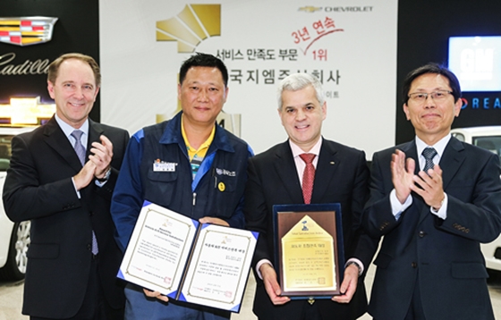 한국지엠은 지난해 A/S 및 품질 고객 만족도 1위 달성 기념식을 개최했다. 사진은 (왼쪽부터) 마크 코모 한국지엠 영업·A/S·마케팅부문 부사장, 정종환 전국금속노조 한국지엠지부 지부장, 세르지오 호샤 한국지엠 사장, 김진국 마케팅 인사이트 대표.ⓒ한국지엠