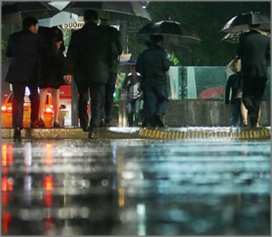 금요일인 내일(15일)은 흐린 날씨를 보이는 가운데 낮부터 밤 사이 전국 곳곳에서 약한 비가 내리겠다.ⓒ연합뉴스