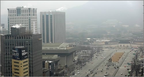 금요일인 오늘(15일)은 수도권과 충청권 등 중부지역 내 미세먼지 농도가 높게 나타나겠다.ⓒ연합뉴스