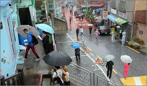 화요일인 오늘(19일), 중부지방은 늦은 오후에, 전라북도와 경상북도는 밤에 산발적으로 빗방울이 떨어지는 곳이 있겠다.ⓒ연합뉴스