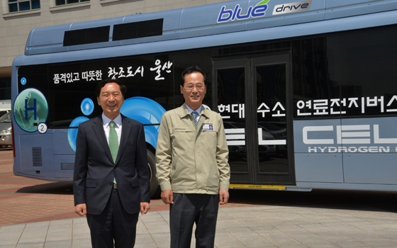 (왼쪽부터)김기현 울산시장, 윤갑한 현대차 사장.ⓒ현대차