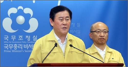 최경환 국무총리 직무대행이 지난 7일 오전 정부세종청사 국무총리실 브리핑룸에서 중동호흡기증후군(메르스) 대응 조치와 관련, 정부 대책과 국민 불안을 해소하기 위한 방안 등을 발표하고 있다. 오른쪽은 문형표 보건복지부 장관.ⓒ연합뉴스