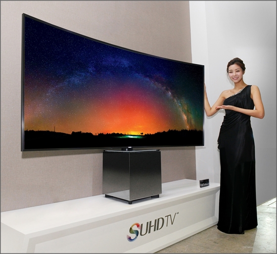 삼성전자 모델이 SUHD TV '82S9W'를 소개하고 있다.ⓒ삼성전자