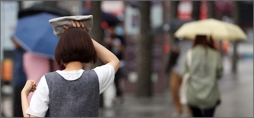 주말인 오늘(14일)은 전국 곳곳에 돌풍 및 천둥·번개를 동반한 소나기가 예보됐다.ⓒ연합뉴스