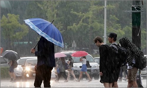 수요일인 내일(17일)은 수도권 및 전국 곳곳에 소나기가 내려오겠고, 곳에 따라 돌풍과 천둥이 치는 곳이 있겠다.ⓒ연합뉴스