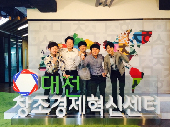 대학생창업가인 황민영씨(왼쪽 두번째)가 회사(엠제이브) 동료들과 대전창조경제센터에서 힘찬 출발 의지를 다지고 있다. [제공=SK]
