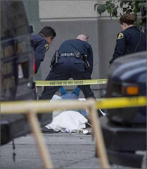 지난 16일(현지시각) 오전 1시께 대학 도시인 미국 캘리포니아주 버클리의 4층 아파트에서 최상층 발코니가 붕괴해 아일랜드 유학생 등 6명이 사망하고 7명이 중상을 입었다. 사진은 경찰이 현장에서 시신을 살펴보고 있는 모습.ⓒ연합뉴스