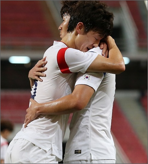 축구 대표팀 이재성(왼쪽)이 지난 16일 오후(한국시간) 태국 방콕의 라자망갈라 국립경기장에서 열린 미얀마와의 2018 러시아 월드컵 2차 예선 첫 경기에서 첫 골을 넣은뒤 손흥민과 포옹하고 있다.ⓒ연합뉴스