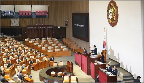 지난 18일 오전 국회에서 열린 제334회 국회(임시회) 제2차 본회의에서 황교안 국무총리 후보자 임명동의안이 통과되고 있다.ⓒ연합뉴스