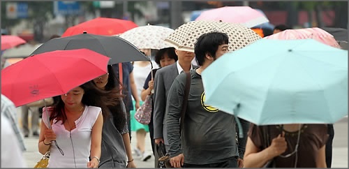 화요일인 내일(23일)은 일부 내륙지방에 돌풍과 벼락을 동반한 소나기가 예보됐다.ⓒ연합뉴스