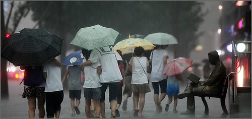 목요일인 오늘(25일)은 남부지방에 장맛비가 내리겠다.ⓒ연합뉴스