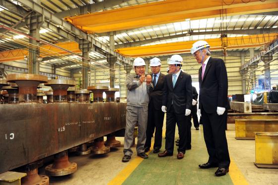 사진은 지난 5월 조기행(왼쪽 세번째) SK건설 사장이 전북 군산에 소재한 협력업체 ㈜KHE를 방문해 공장을 둘러보며 KHE社 관계자의 설명을 듣고 있는 모습.ⓒSK건설