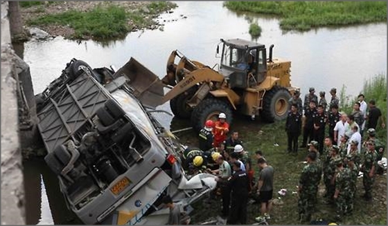 지난 1일 오후 3시30분(현지시간·한국시간 오후 4시30분)께 중국 지린성 지안에서 버스 추락사고가 발생했다.ⓒ연합뉴스