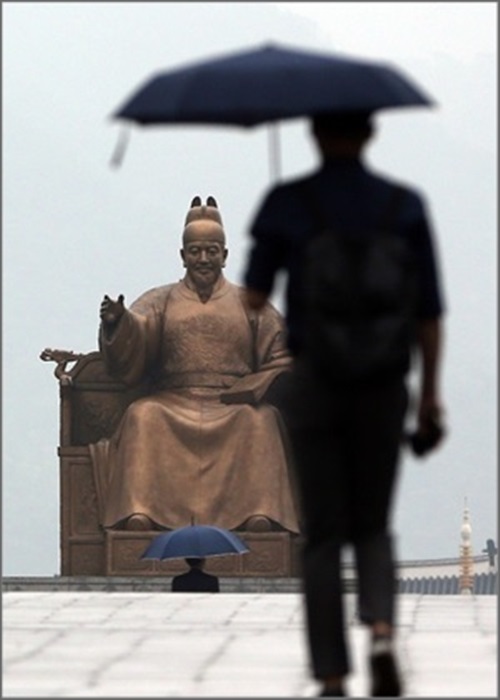 일요일인 내일은 중부지방과 전라남북도에 새벽부터 오후 사이 가끔 비가 오겠다.ⓒ연합뉴스