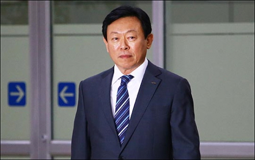 신동빈 롯데 회장이 3일 오후 김포공항을 통해 입국장을 나오고 있다. ⓒEBN 홍효식 기자