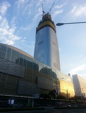 현재 건설 중인 제2롯데월드드 전경. 신동빈 회장은 첨성대 모양을 형상화한 세계 최고층건물을 짓는 것에 애착을 갖고 있다.ⓒEBN