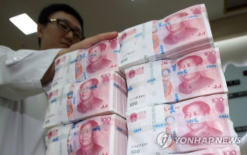 중국 인민은행은 12일 달러당 위안화 환율을 6.3306위안으로 고시하면서 국내 금융시장도 충격을 받고 있다.
ⓒ연합뉴스