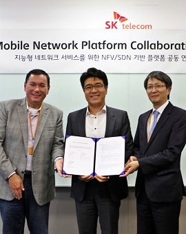 SK텔레콤 박진효 Network기술원장(사진 가운데), 시스코 스캇 야우 모바일 가상화 솔루션 제품 총괄 부사장(Scott yow, Cisco vp of mobile product management), 엔텔스 심재희 대표(사진 오른쪽)가 기념 사진 촬영에 임하고 있다. ⓒSKT