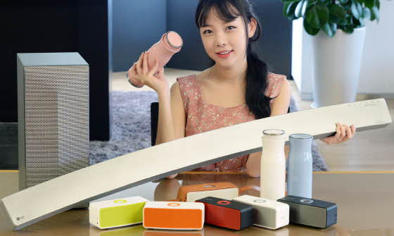 LG전자 모델이 무선 오디오 제품들을 소개하고 있다.ⓒLG전자