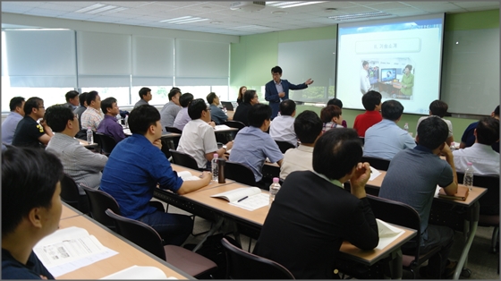 김우용 부산대학교 교수가 3일 수원 삼성전자 상생협력아카데미에서 열린 '2015년 기술이전 박람회'에서 삼성전자 협력사 임직원들에게 IoT 관련 기술을 소개하고 있다.ⓒ삼성전자