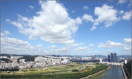 목요일인 내일(10일)은 전국이 고기압의 영향을 받아 대체로 맑겠다.ⓒ연합뉴스