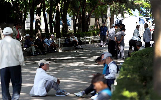 오래 살 수 있다는 사실에 초점을 맞추면 국민연금 수급을 미루고, 돈의 소비가치와 어려운 복지환경 등을 고려하면 수급을 앞당기는 것이 좋다. 사진은 서울 종로구 종묘광장공원에서 노인들이 휴식을 취하며 시간을 보내고 있는 모습.ⓒEBN 홍효식 기자