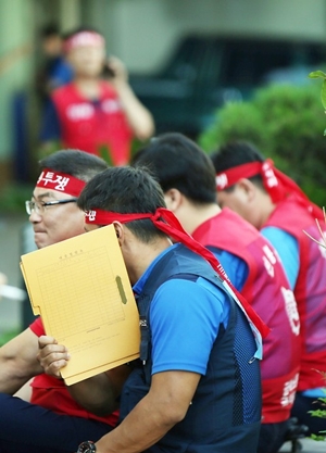 금호타이어 노조원들이 지난달 17일 전면파업에 돌입하면서 이야기를 나누고 있다.ⓒ연합뉴스