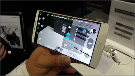 LG V10은 3개의 고감도 마이크가 내장돼 특정 위치의 소리만 녹음할 수 있다.ⓒEBN