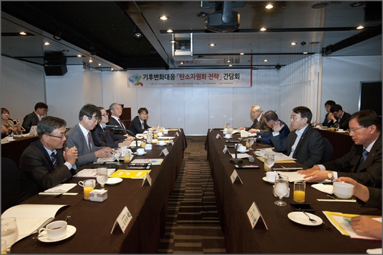 미래창조과학부와 한국화학연구원이 지난 2일 오전 서울 서초구 팔래스호텔 다이너스티홀에서
'기후변화대응 탄소자원화 전략 간담회'를 개최했다. 이석준 미래창조과학부 제1차관이 간담회를 주재 하고 있다.ⓒ미래부