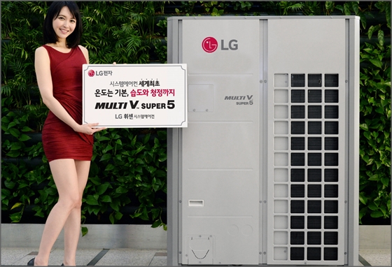 모델이 서울 여의도동 LG트윈타워에서 LG전자 '멀티브이 슈퍼5'를 소개하고 있다.ⓒLG전자