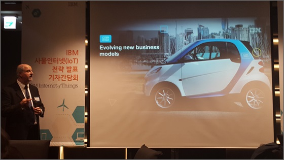 잭 데자르댕 IBM IoT 사업부 글로벌 비즈니스 개발 총괄 부사장이 14일 서울 JW 메리어트 동대문 스퀘어 호텔에서 열린 'IBM IoT 전략 발표 기자간담회'에서 사업 현황을 설명하고 있다.ⓒEBN