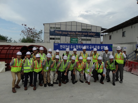 지난 5월 싱가폴 마리나사우스복합개발현장에 17개 협력업체 직원들이 방문했다. ⓒ현대건설