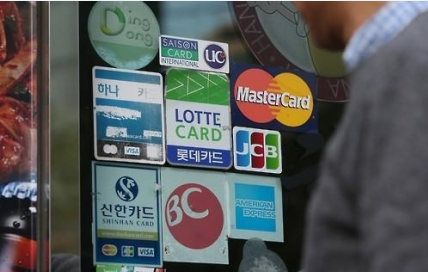 이르면 내년 1월 말부터 신용카드 가맹점이 카드사에 매출을 기준으로 내는 수수료가 큰 폭으로 내린다. 사진은 이날 서울의 한 음식점 출입문에 붙은 카드사 스티커의 모습.ⓒ연합뉴스