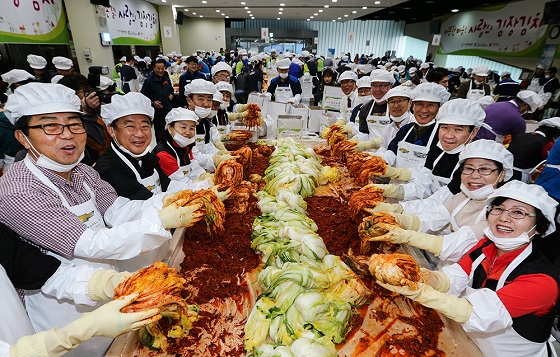 행사에 참석한 자원봉사자들이 함께 김치를 담그고 있다. ⓒ한국지엠