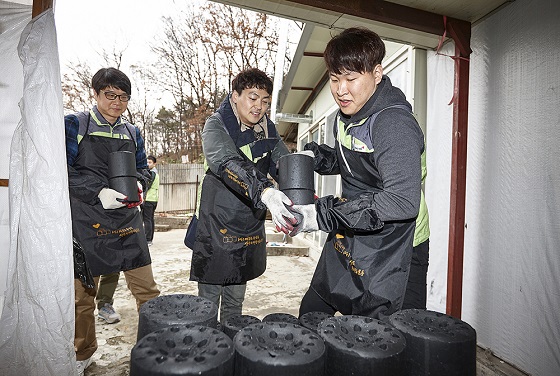 금호타이어 임직원들이 직접 연탄을 배달하고 있다. ⓒ금호타이어 