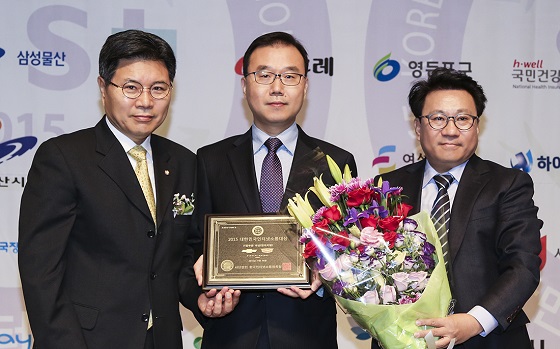 한국지엠 기업홍보담당 김상원 상무 (사진 가운데)가 홍문종 국회 미래창조과학방송통신위원회 위원장 (사진 왼쪽), 박영락 한국인터넷소통협회 회장과 함께 수상 기념 사진을 촬영하고 있다. ⓒ한국지엠