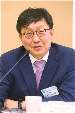 차상균 서울대학교 교수가 26일 EBN 주최로 국회에서 열린 '빅데이터 융합활용과 발전 방안' 포럼에서 토론을 진행하고 있다.ⓒEBN