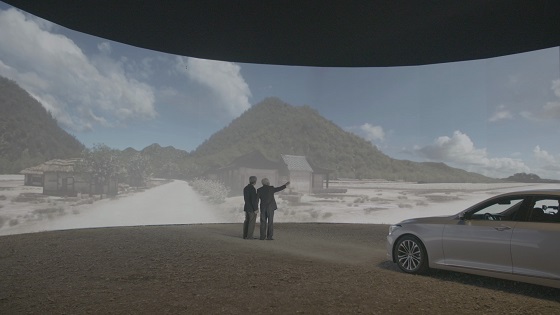 캠페인 주인공이 아들과 함께 3D 영상으로 구현된 가상의 고향을 보고 있는 모습ⓒ현대차그룹