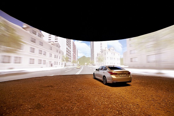 캠페인 주인공이 제네시스에 탑승해 3D 영상으로 구현된 가상의 고향을 보고 있는 모습ⓒ현대차그룹